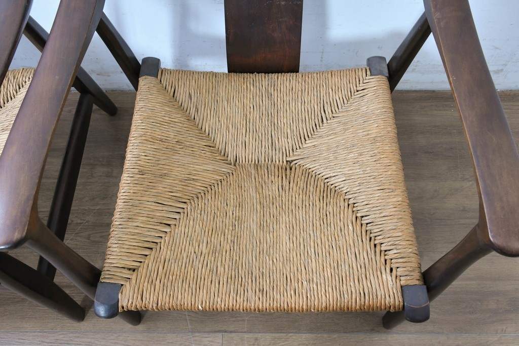 中古　美品　松本民芸家具　ラッシ座(ガマ座)がお洒落な#77型曲肘付きイス2脚セット　定価(2脚合計)約56万円　(R-087368)