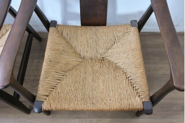 中古　美品　松本民芸家具　ラッシ座(ガマ座)がお洒落な#77型曲肘付きイス2脚セット　定価(2脚合計)約56万円　(R-087368)