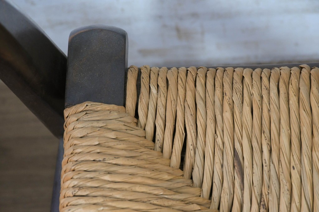 中古　美品　松本民芸家具　ラッシ座(ガマ座)がお洒落な#77型曲肘付きイス2脚セット　定価(2脚合計)約56万円　(R-087368)