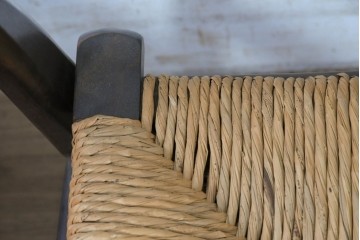 中古　美品　松本民芸家具　ラッシ座(ガマ座)がお洒落な#77型曲肘付きイス2脚セット　定価(2脚合計)約56万円　(R-087368)