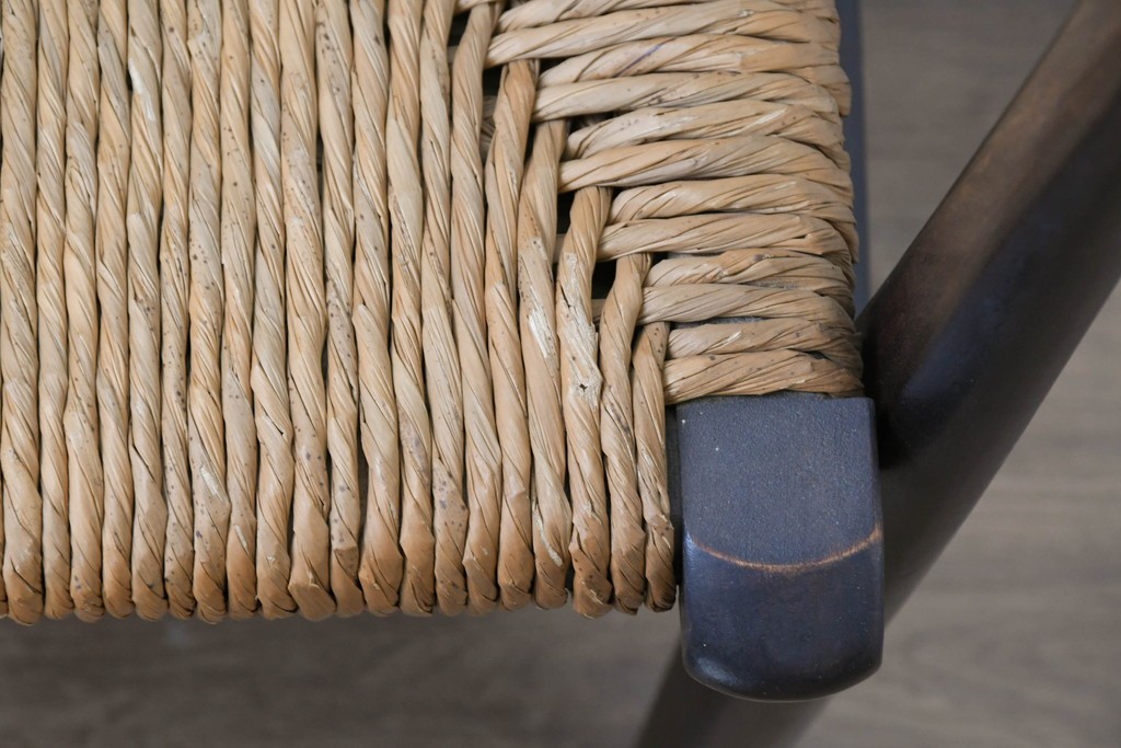 中古　美品　松本民芸家具　ラッシ座(ガマ座)がお洒落な#77型曲肘付きイス2脚セット　定価(2脚合計)約56万円　(R-087368)