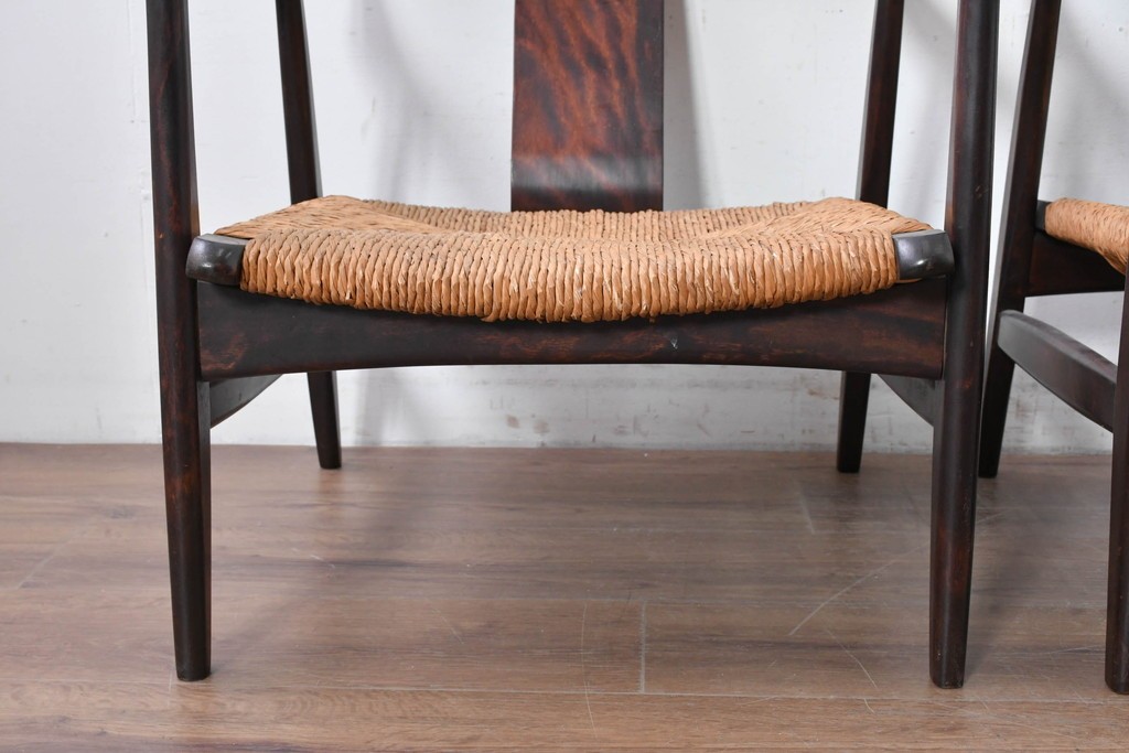 中古　美品　松本民芸家具　ラッシ座(ガマ座)がお洒落な#77型曲肘付きイス2脚セット　定価(2脚合計)約56万円　(R-087368)