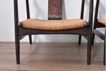 中古　美品　松本民芸家具　ラッシ座(ガマ座)がお洒落な#77型曲肘付きイス2脚セット　定価(2脚合計)約56万円　(R-087368)