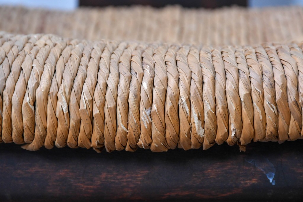 中古　美品　松本民芸家具　ラッシ座(ガマ座)がお洒落な#77型曲肘付きイス2脚セット　定価(2脚合計)約56万円　(R-087368)