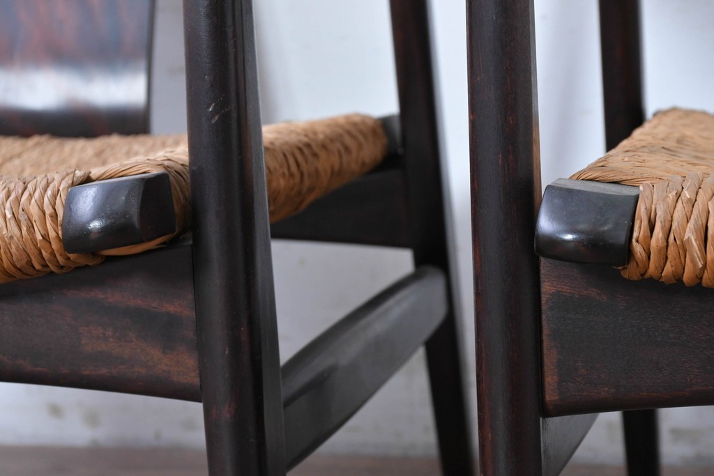 中古　美品　松本民芸家具　ラッシ座(ガマ座)がお洒落な#77型曲肘付きイス2脚セット　定価(2脚合計)約56万円　(R-087368)