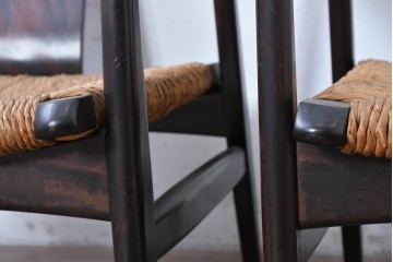 中古　美品　松本民芸家具　ラッシ座(ガマ座)がお洒落な#77型曲肘付きイス2脚セット　定価(2脚合計)約56万円　(R-087368)