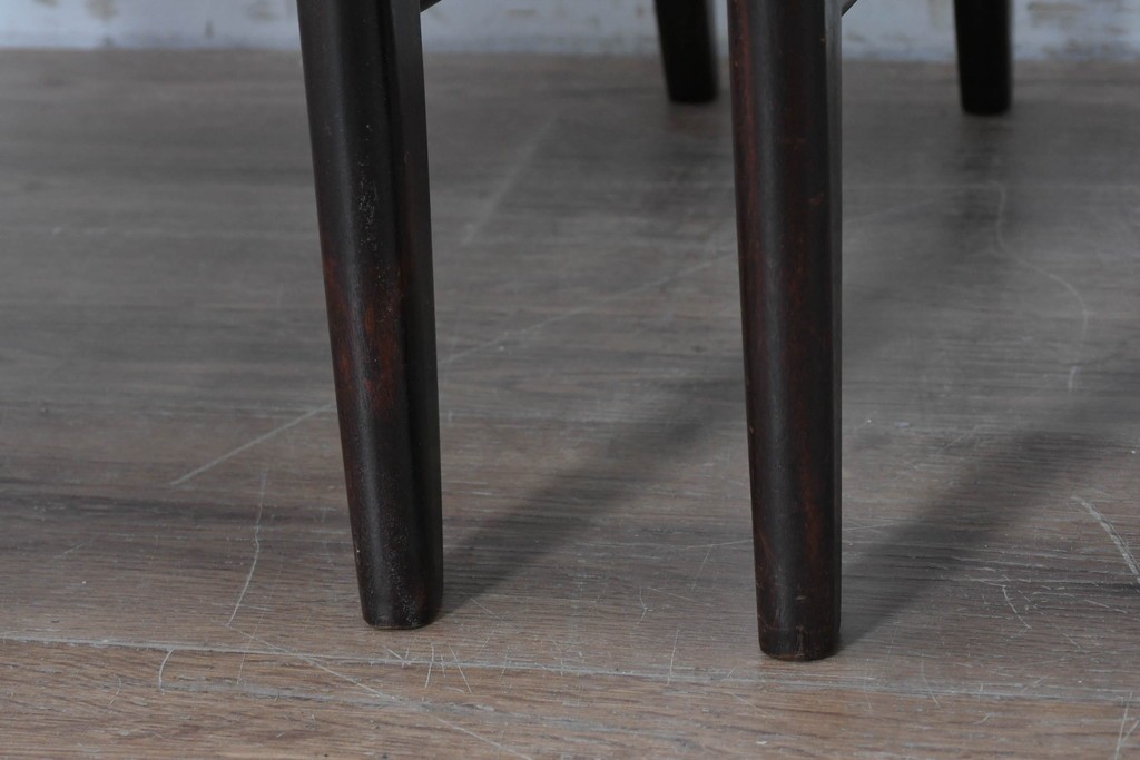 中古　美品　松本民芸家具　ラッシ座(ガマ座)がお洒落な#77型曲肘付きイス2脚セット　定価(2脚合計)約56万円　(R-087368)