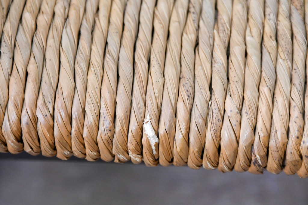 中古　美品　松本民芸家具　ラッシ座(ガマ座)がお洒落な#77型曲肘付きイス2脚セット　定価(2脚合計)約56万円　(R-087368)