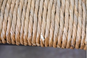 中古　美品　松本民芸家具　ラッシ座(ガマ座)がお洒落な#77型曲肘付きイス2脚セット　定価(2脚合計)約56万円　(R-087368)