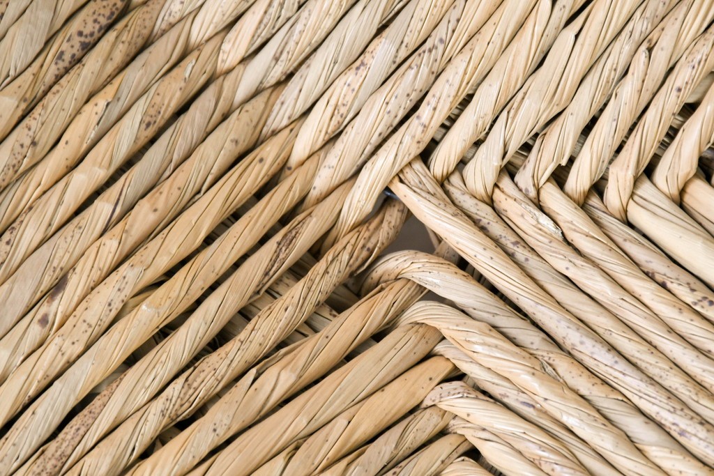 中古　美品　松本民芸家具　ラッシ座(ガマ座)がお洒落な#77型曲肘付きイス2脚セット　定価(2脚合計)約56万円　(R-087368)