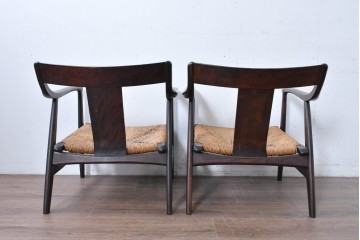 中古　美品　松本民芸家具　ラッシ座(ガマ座)がお洒落な#77型曲肘付きイス2脚セット　定価(2脚合計)約56万円　(R-087368)