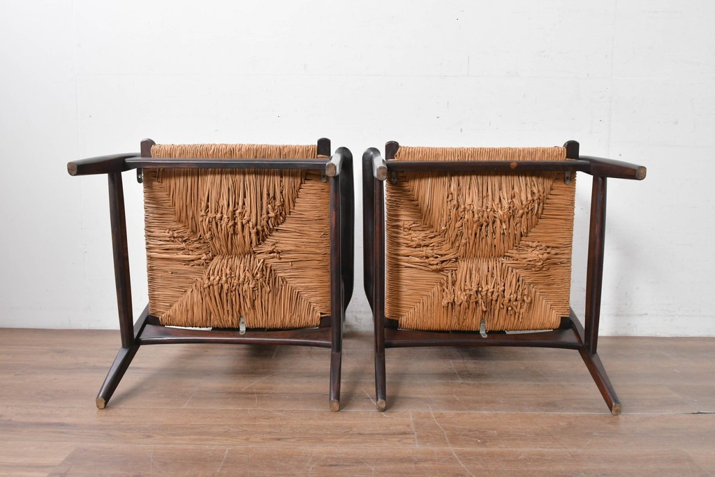 中古　美品　松本民芸家具　ラッシ座(ガマ座)がお洒落な#77型曲肘付きイス2脚セット　定価(2脚合計)約56万円　(R-087368)