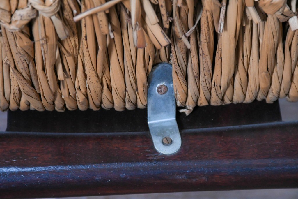 中古　美品　松本民芸家具　ラッシ座(ガマ座)がお洒落な#77型曲肘付きイス2脚セット　定価(2脚合計)約56万円　(R-087368)