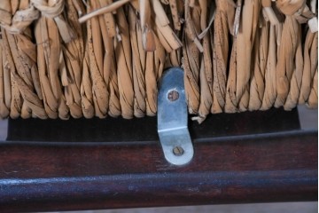 中古　美品　松本民芸家具　ラッシ座(ガマ座)がお洒落な#77型曲肘付きイス2脚セット　定価(2脚合計)約56万円　(R-087368)