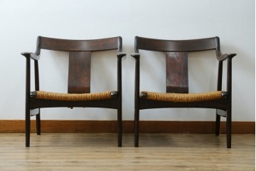 中古　美品　松本民芸家具　ラッシ座(ガマ座)がお洒落な#77型曲肘付きイス2脚セット　定価(2脚合計)約56万円　(R-087368)