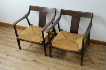 中古　美品　松本民芸家具　ラッシ座(ガマ座)がお洒落な#77型曲肘付きイス2脚セット　定価(2脚合計)約56万円　(R-087368)