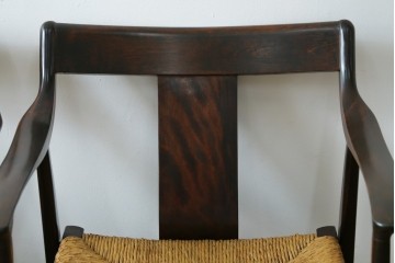 中古　美品　松本民芸家具　ラッシ座(ガマ座)がお洒落な#77型曲肘付きイス2脚セット　定価(2脚合計)約56万円　(R-087368)