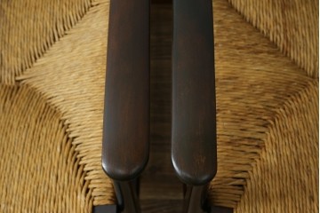 中古　美品　松本民芸家具　ラッシ座(ガマ座)がお洒落な#77型曲肘付きイス2脚セット　定価(2脚合計)約56万円　(R-087368)
