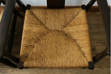 中古　美品　松本民芸家具　ラッシ座(ガマ座)がお洒落な#77型曲肘付きイス2脚セット　定価(2脚合計)約56万円　(R-087368)
