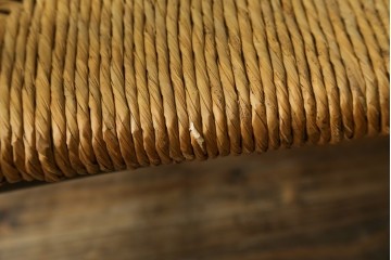 中古　美品　松本民芸家具　ラッシ座(ガマ座)がお洒落な#77型曲肘付きイス2脚セット　定価(2脚合計)約56万円　(R-087368)