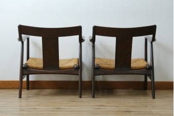 中古　美品　松本民芸家具　ラッシ座(ガマ座)がお洒落な#77型曲肘付きイス2脚セット　定価(2脚合計)約56万円　(R-087368)