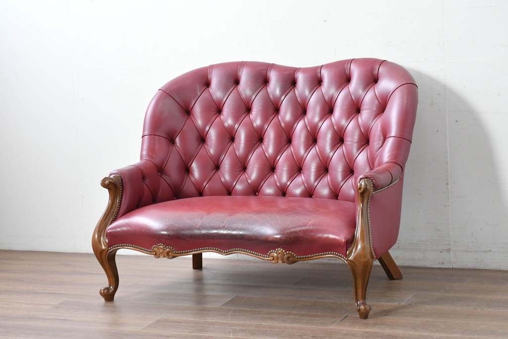 中古　スペイン　VARO,S.A. VALENTI(バロッサバレンティ)　本革　クラシカルなデザインの二人掛けソファ　(R-087369)