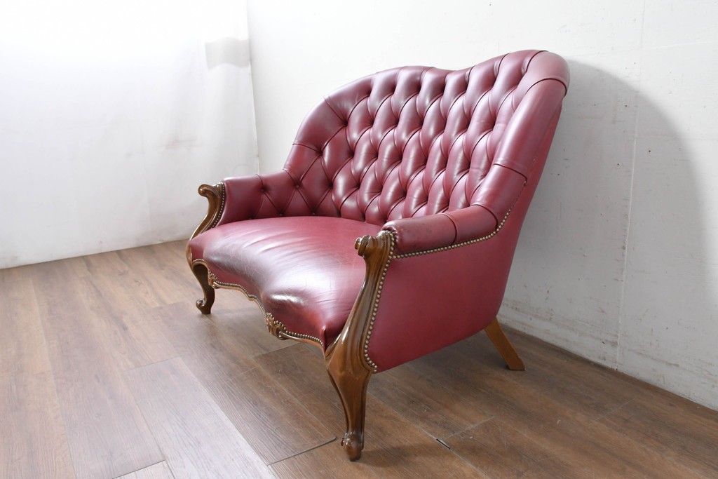 中古　スペイン　VARO,S.A. VALENTI(バロッサバレンティ)　本革　クラシカルなデザインの二人掛けソファ　(R-087369)