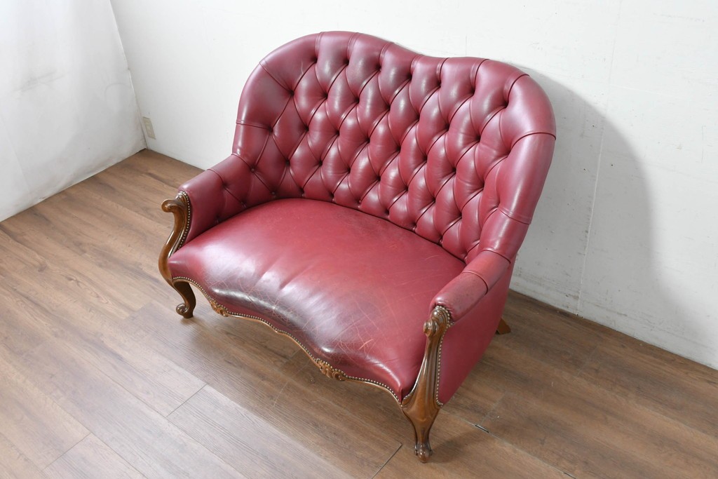 中古　スペイン　VARO,S.A. VALENTI(バロッサバレンティ)　本革　クラシカルなデザインの二人掛けソファ　(R-087369)