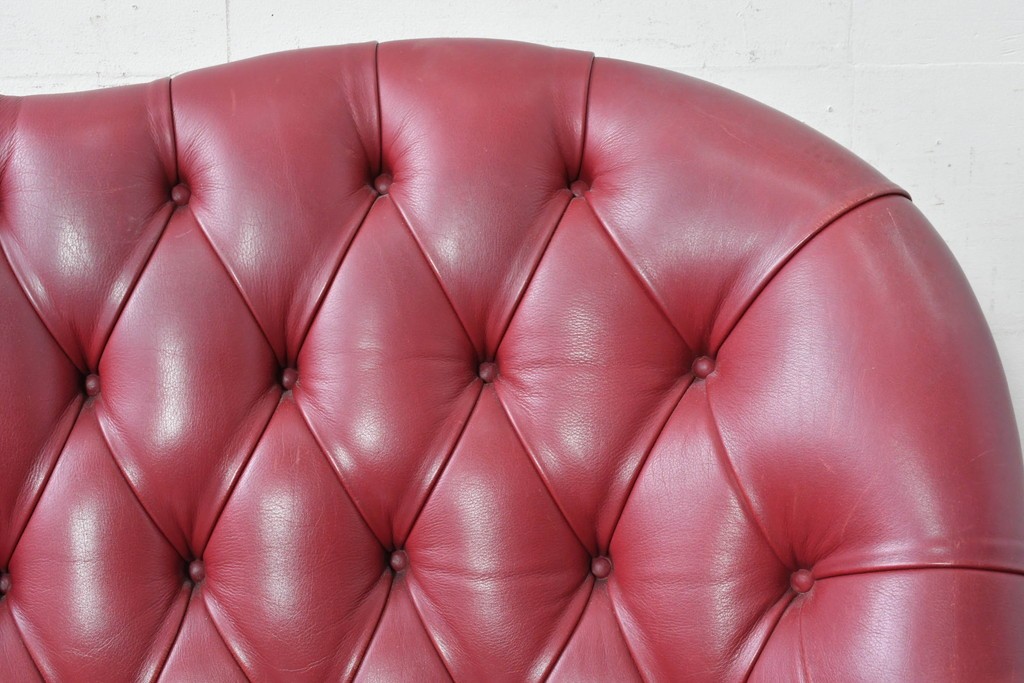 中古　スペイン　VARO,S.A. VALENTI(バロッサバレンティ)　本革　クラシカルなデザインの二人掛けソファ　(R-087369)