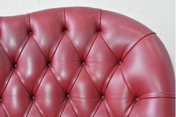 中古　スペイン　VARO,S.A. VALENTI(バロッサバレンティ)　本革　クラシカルなデザインの二人掛けソファ　(R-087369)