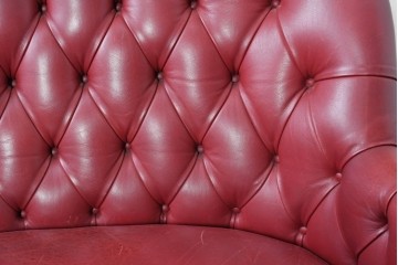 中古　スペイン　VARO,S.A. VALENTI(バロッサバレンティ)　本革　クラシカルなデザインの二人掛けソファ　(R-087369)