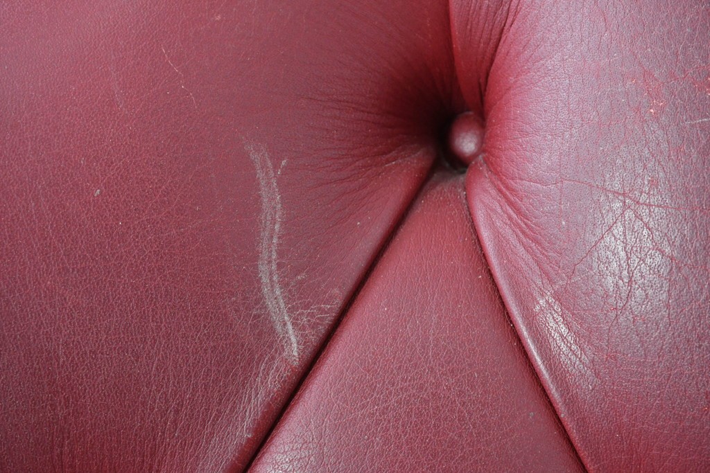 中古　スペイン　VARO,S.A. VALENTI(バロッサバレンティ)　本革　クラシカルなデザインの二人掛けソファ　(R-087369)