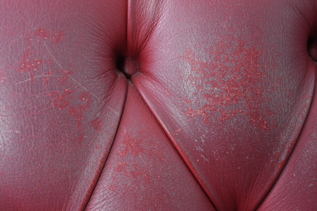 中古　スペイン　VARO,S.A. VALENTI(バロッサバレンティ)　本革　クラシカルなデザインの二人掛けソファ　(R-087369)