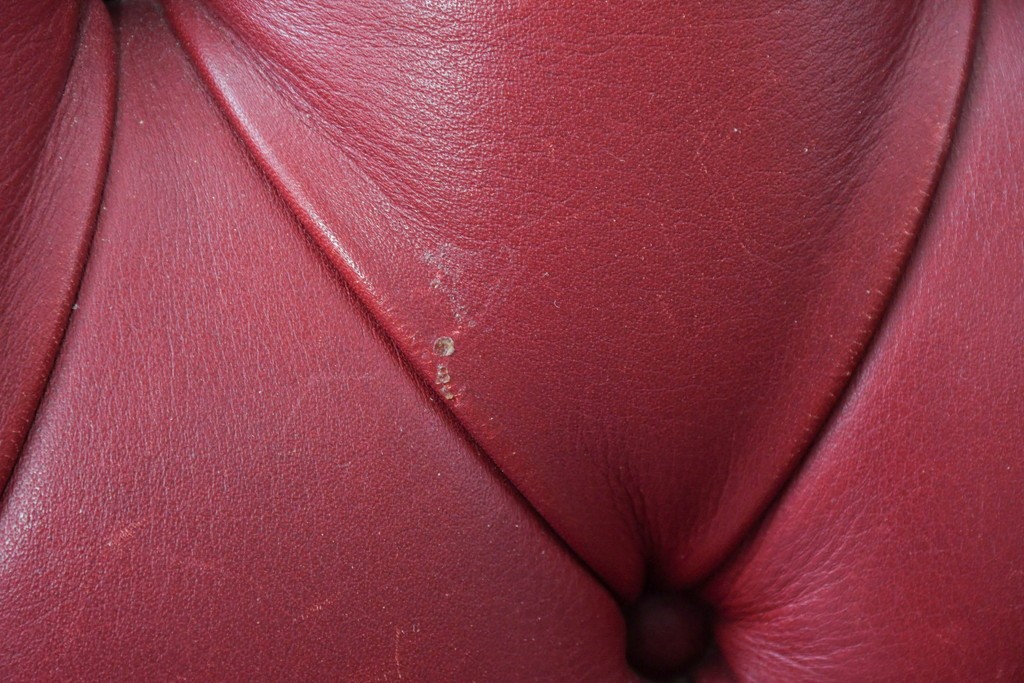 中古　スペイン　VARO,S.A. VALENTI(バロッサバレンティ)　本革　クラシカルなデザインの二人掛けソファ　(R-087369)