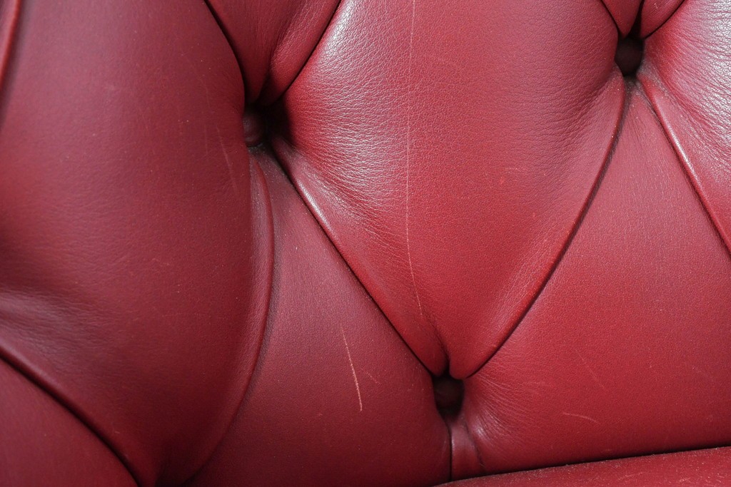 中古　スペイン　VARO,S.A. VALENTI(バロッサバレンティ)　本革　クラシカルなデザインの二人掛けソファ　(R-087369)