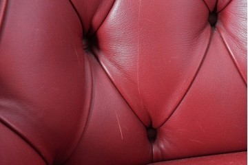 中古　スペイン　VARO,S.A. VALENTI(バロッサバレンティ)　本革　クラシカルなデザインの二人掛けソファ　(R-087369)