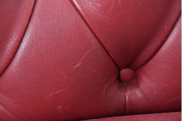 中古　スペイン　VARO,S.A. VALENTI(バロッサバレンティ)　本革　クラシカルなデザインの二人掛けソファ　(R-087369)