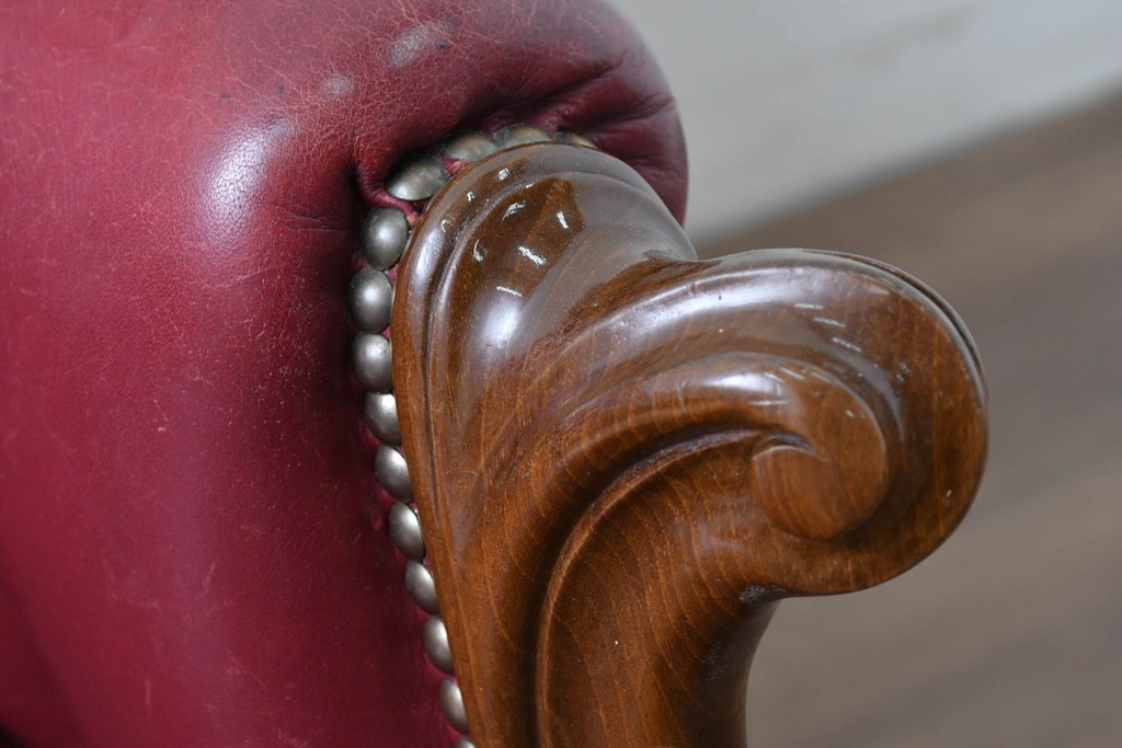 中古　スペイン　VARO,S.A. VALENTI(バロッサバレンティ)　本革　クラシカルなデザインの二人掛けソファ　(R-087369)