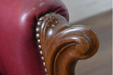 中古　スペイン　VARO,S.A. VALENTI(バロッサバレンティ)　本革　クラシカルなデザインの二人掛けソファ　(R-087369)