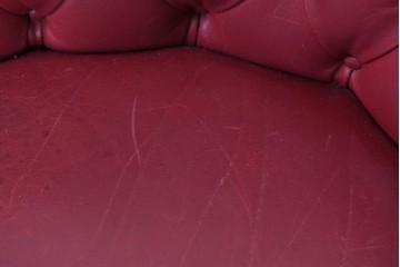 中古　スペイン　VARO,S.A. VALENTI(バロッサバレンティ)　本革　クラシカルなデザインの二人掛けソファ　(R-087369)