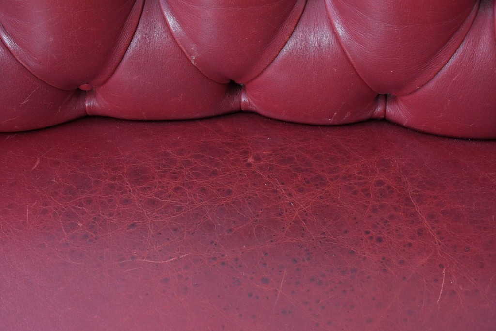 中古　スペイン　VARO,S.A. VALENTI(バロッサバレンティ)　本革　クラシカルなデザインの二人掛けソファ　(R-087369)