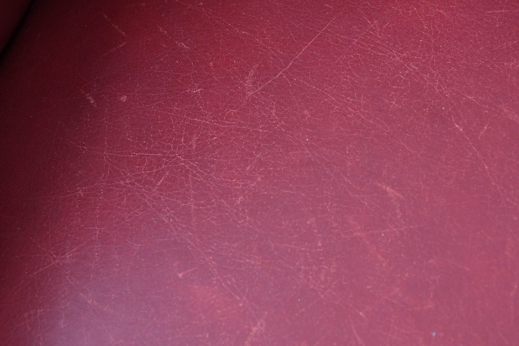 中古　スペイン　VARO,S.A. VALENTI(バロッサバレンティ)　本革　クラシカルなデザインの二人掛けソファ　(R-087369)