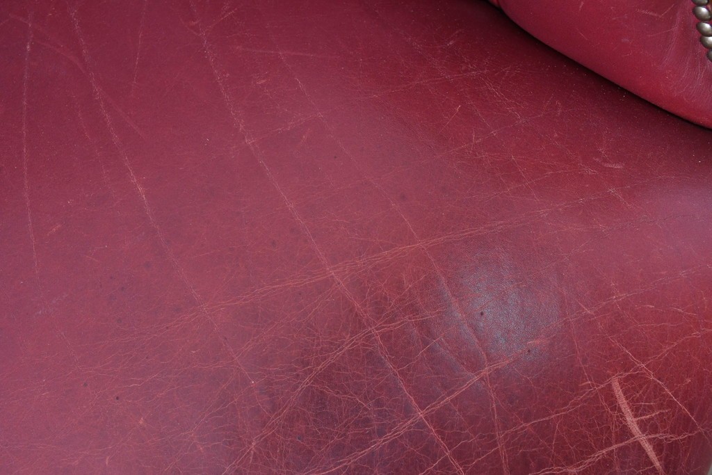 中古　スペイン　VARO,S.A. VALENTI(バロッサバレンティ)　本革　クラシカルなデザインの二人掛けソファ　(R-087369)