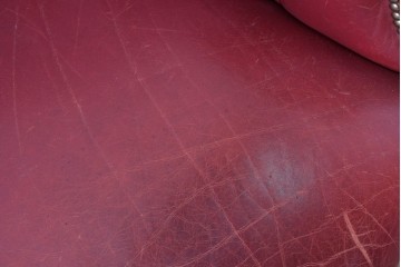 中古　スペイン　VARO,S.A. VALENTI(バロッサバレンティ)　本革　クラシカルなデザインの二人掛けソファ　(R-087369)