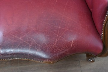 中古　スペイン　VARO,S.A. VALENTI(バロッサバレンティ)　本革　クラシカルなデザインの二人掛けソファ　(R-087369)