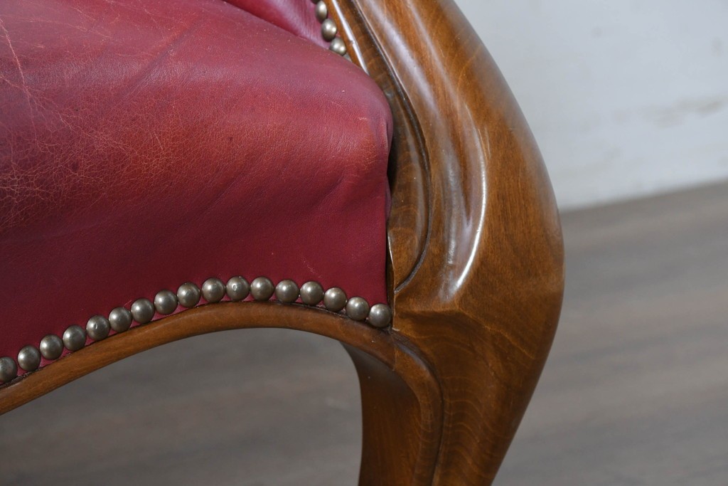 中古　スペイン　VARO,S.A. VALENTI(バロッサバレンティ)　本革　クラシカルなデザインの二人掛けソファ　(R-087369)