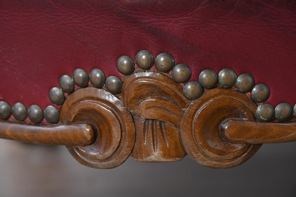 中古　スペイン　VARO,S.A. VALENTI(バロッサバレンティ)　本革　クラシカルなデザインの二人掛けソファ　(R-087369)