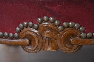 中古　スペイン　VARO,S.A. VALENTI(バロッサバレンティ)　本革　クラシカルなデザインの二人掛けソファ　(R-087369)