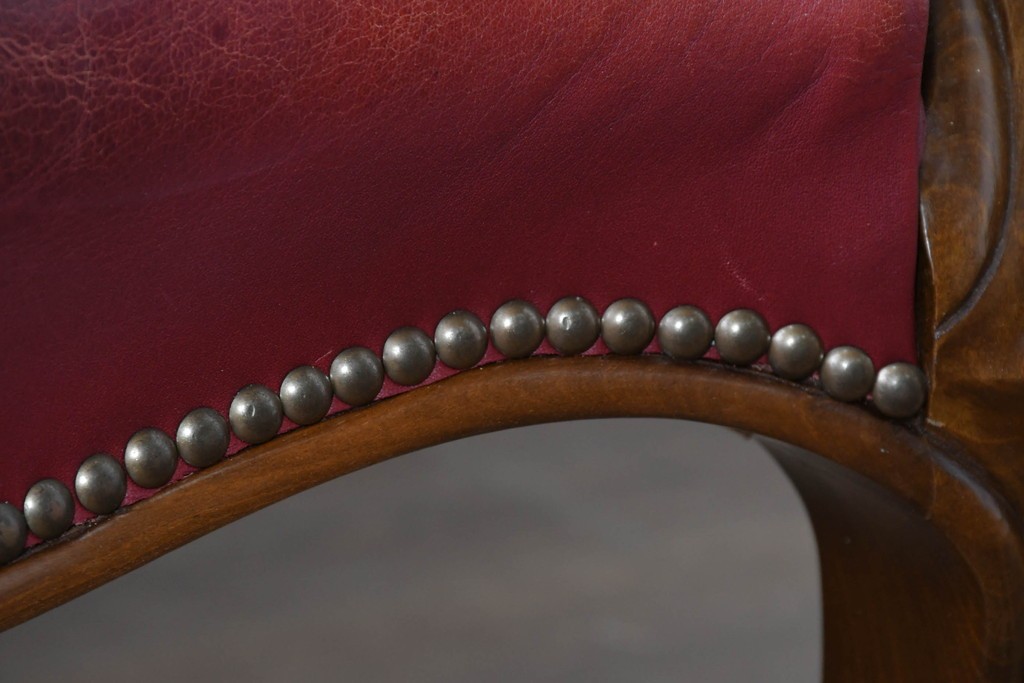 中古　スペイン　VARO,S.A. VALENTI(バロッサバレンティ)　本革　クラシカルなデザインの二人掛けソファ　(R-087369)