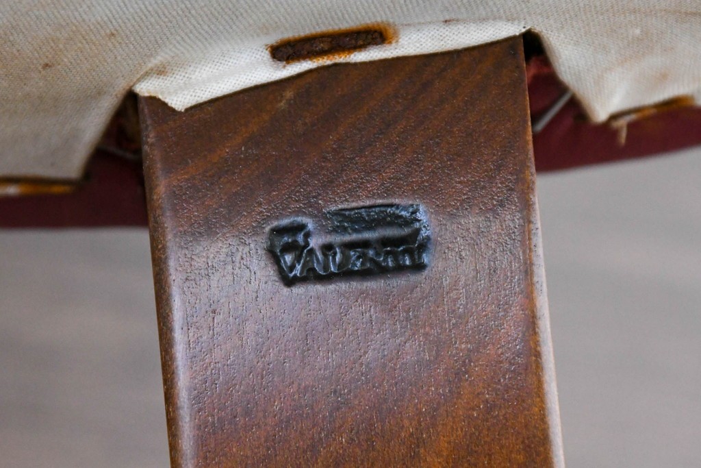 中古　スペイン　VARO,S.A. VALENTI(バロッサバレンティ)　本革　クラシカルなデザインの二人掛けソファ　(R-087369)